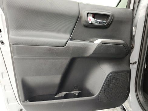 Used 2019 Toyota Tacoma TRD Sport image 9