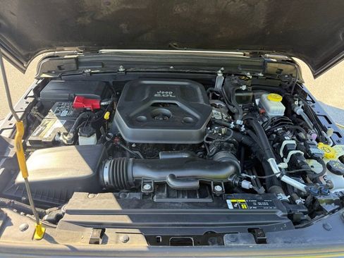 Used 2019 Jeep Wrangler Unlimited Sahara AWD/4WD image 16