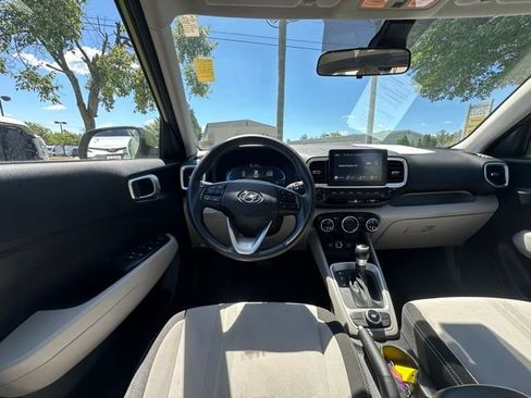 Used 2024 Hyundai Venue SEL FWD image 15