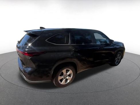 Used 2025 Toyota Highlander LE FWD image 14
