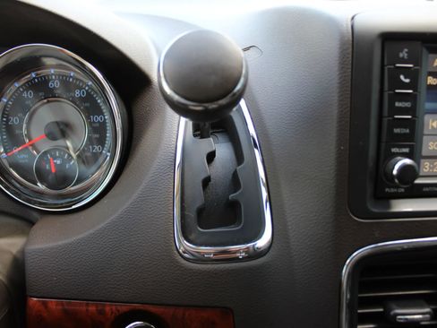 Used 2016 Chrysler Town & Country Touring w/ Driver Convenience Group image 18