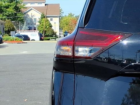 Used 2022 Nissan Rogue SV w/ SV Premium Package image 6