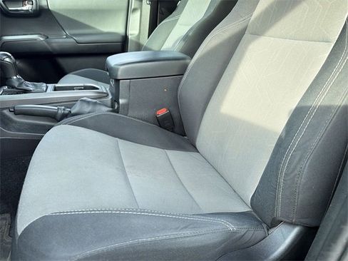 Used 2022 Toyota Tacoma TRD Sport image 12