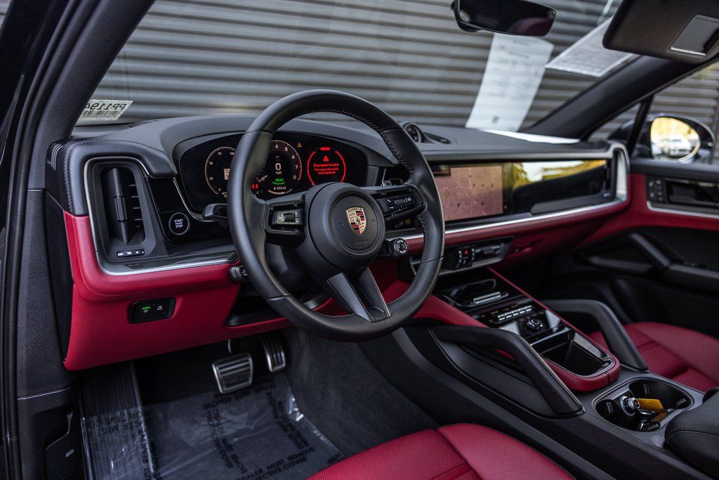 Certified 2025 Porsche Cayenne E-Hybrid AWD/4WD image 4