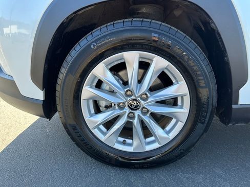 Used 2023 Toyota Corolla Cross LE w/ Moonroof Package image 12