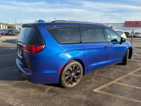 Used 2020 Chrysler Pacifica Touring w/ S Appearance Package FWD image 5
