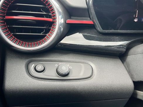 Used 2024 Chevrolet Trax RS w/ Sunroof Package image 13