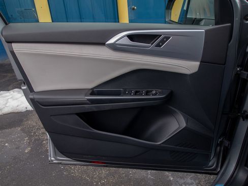 Used 2025 Volkswagen Taos SE image 11