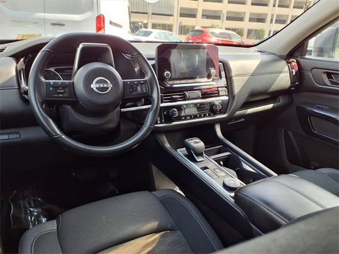 Used 2024 Nissan Pathfinder SV image 10