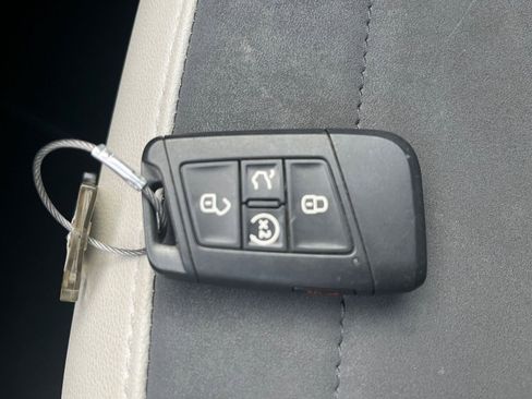 Used 2025 Volkswagen Taos SE image 18