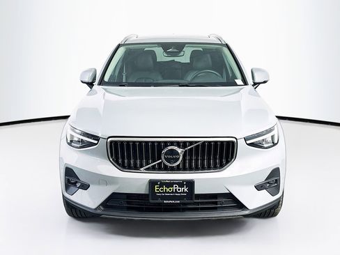 Used 2025 Volvo XC40 B5 Plus image 2