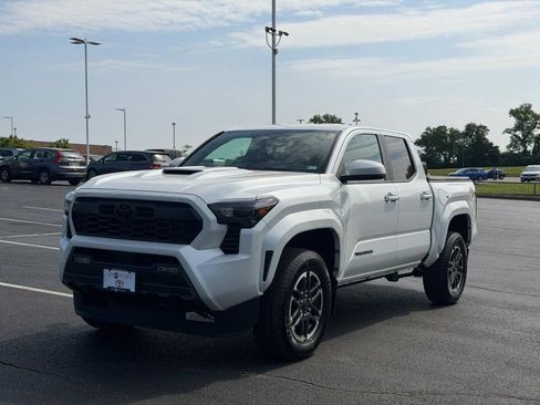 Used 2024 Toyota Tacoma TRD Sport AWD/4WD image 10
