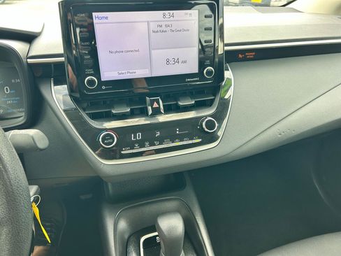 Used 2022 Toyota Corolla LE FWD image 4