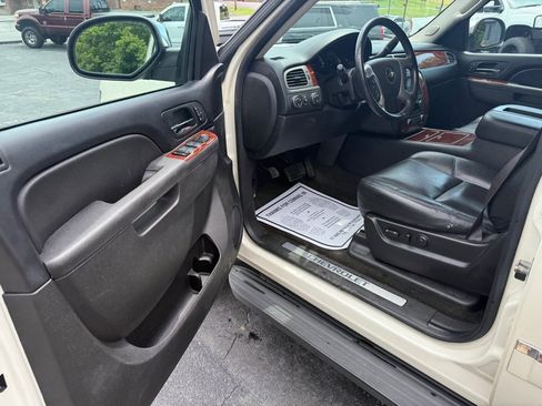 Used 2013 Chevrolet Avalanche LTZ AWD/4WD image 60