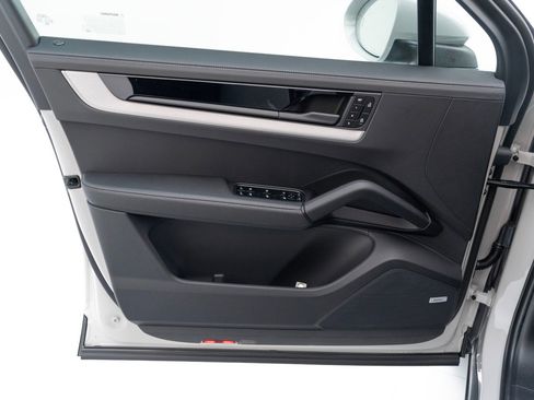 New 2025 Porsche Cayenne image 21