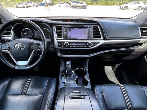 Used 2018 Toyota Highlander SE FWD image 23