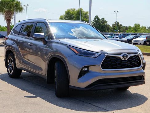 Used 2025 Toyota Highlander XLE FWD image 28
