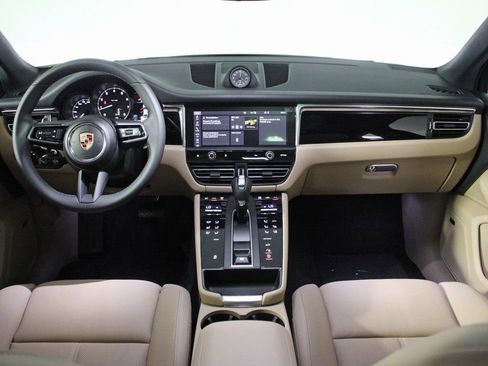 Certified 2025 Porsche Macan image 18