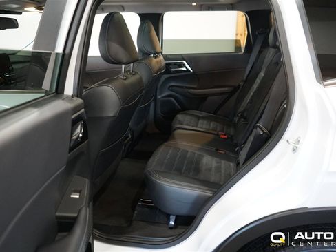 Used 2025 Mitsubishi Outlander SE image 34