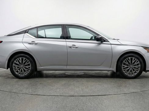 Used 2025 Nissan Altima 2.5 SV FWD image 11
