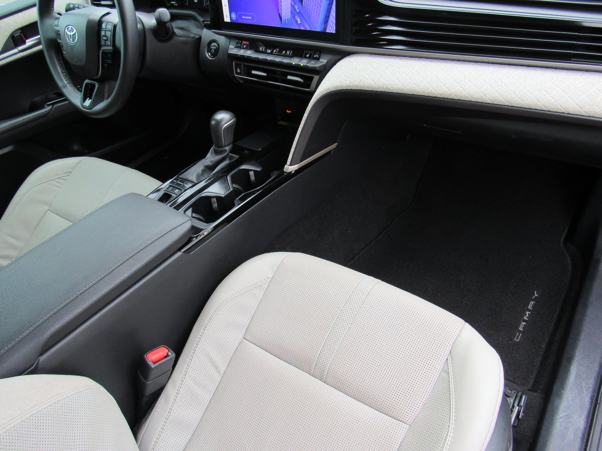 Used 2025 Toyota Camry XLE FWD image 29