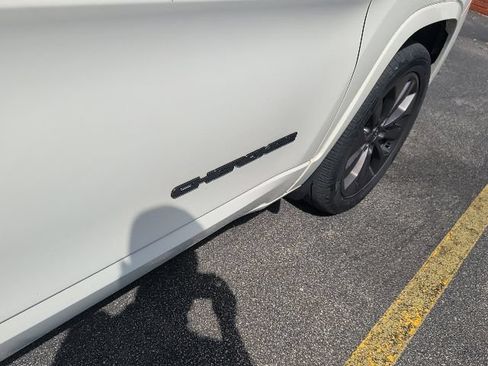 Used 2019 Jeep Cherokee High Altitude AWD/4WD image 3