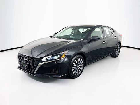 Used 2025 Nissan Altima 2.5 SV FWD image 3