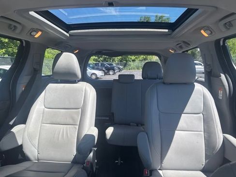 Used 2017 Toyota Sienna Limited AWD/4WD image 9