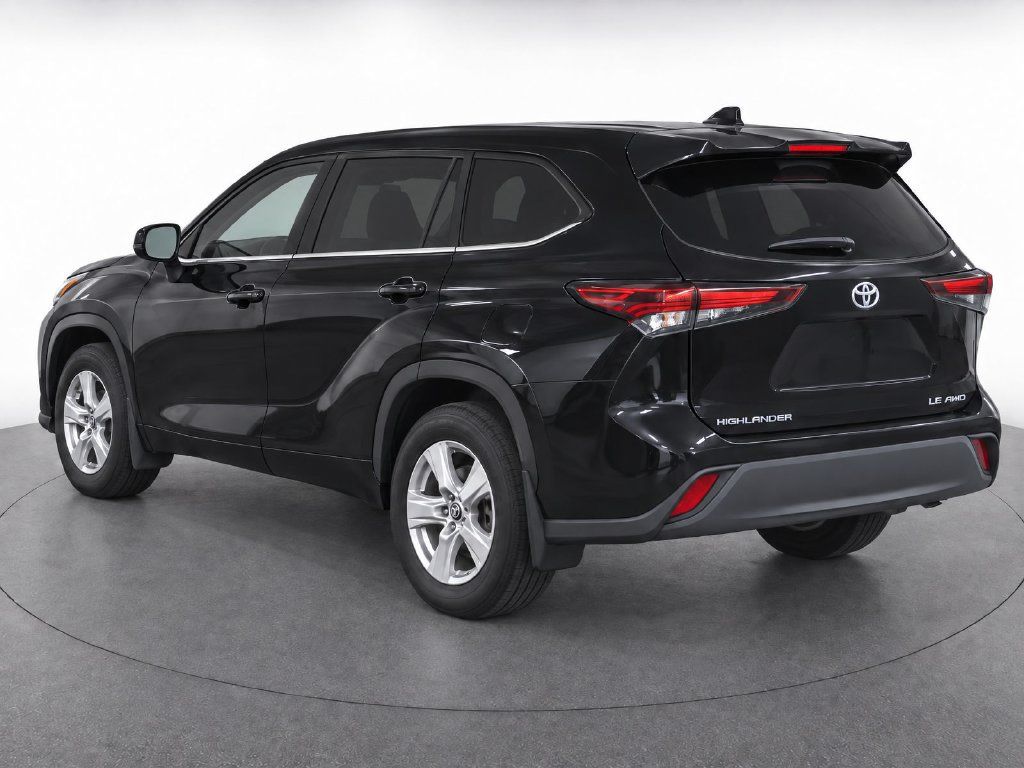 Used 2024 Toyota Highlander LE AWD/4WD image 4