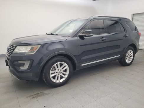 Used 2017 Ford Explorer XLT image 2