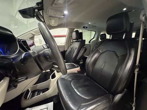 Used 2022 Chrysler Pacifica Touring-L w/ Uconnect Theater Family Group image 25