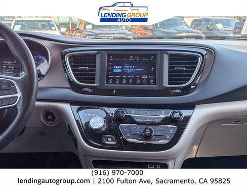 Used 2019 Chrysler Pacifica Touring Plus FWD image 12