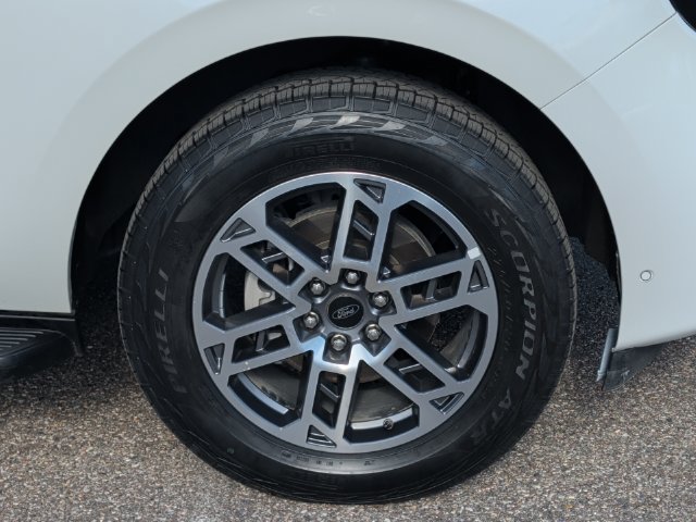 Used 2025 Ford Expedition Active AWD/4WD image 9