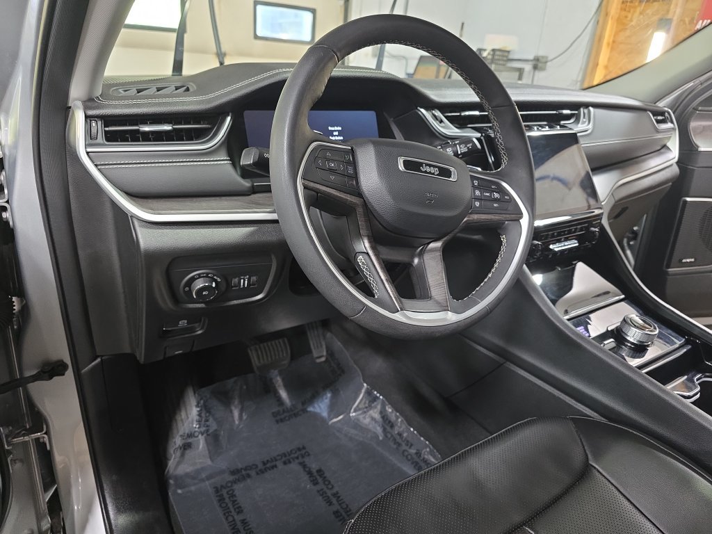 Used 2023 Jeep Grand Cherokee L Limited w/ Luxury Tech Group II AWD/4WD image 16