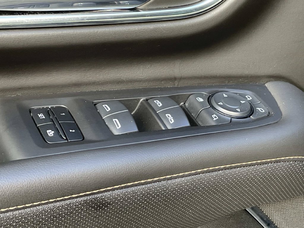 Used 2024 GMC Yukon AT4 w/ Technology Package AWD/4WD image 17