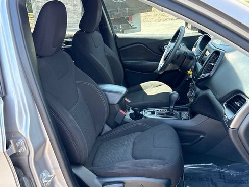 Used 2020 Jeep Cherokee Latitude FWD image 24