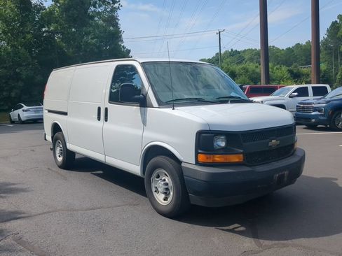 Used 2017 Chevrolet Express 2500 RWD image 3