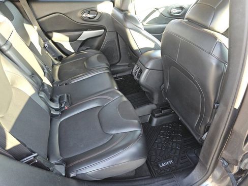 Used 2018 Jeep Cherokee Trailhawk image 5