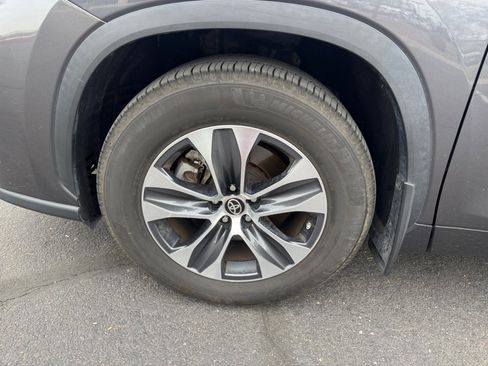 Certified 2024 Toyota Highlander XLE FWD image 26