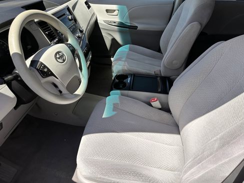 Used 2011 Toyota Sienna LE w/ Towing Pkg FWD image 5