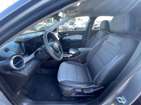 Used 2025 Chevrolet Trax LT image 25