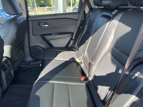 Used 2023 Nissan Rogue SV w/ SV Premium B Package image 12