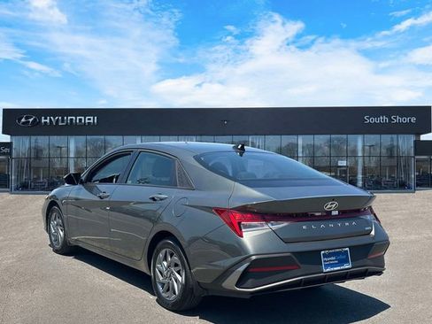 Used 2025 Hyundai Elantra Hybrid FWD image 8