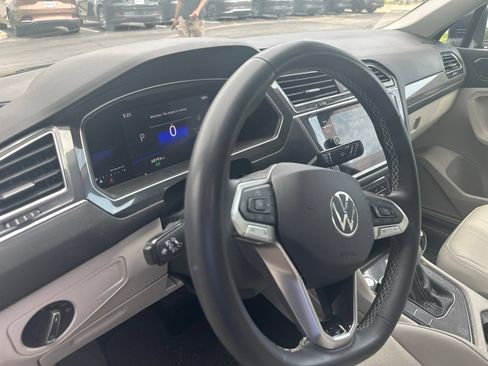 Used 2023 Volkswagen Tiguan SE w/ Panoramic Sunroof Package FWD image 9