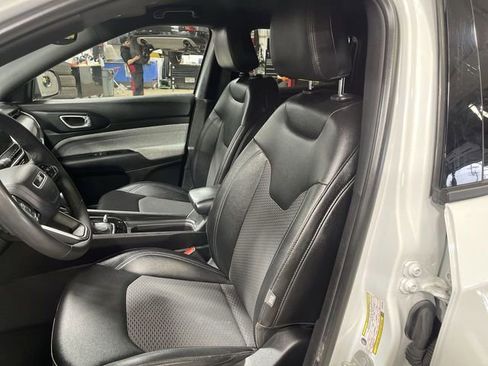 Used 2024 Jeep Compass Latitude image 11