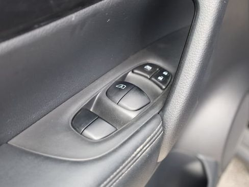 Used 2018 Nissan Rogue S FWD image 13