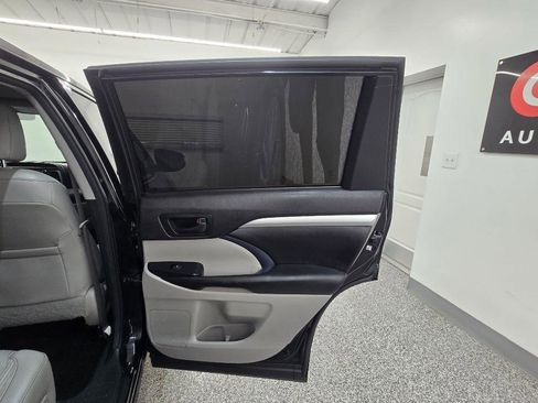 Used 2016 Toyota Highlander Plus FWD image 28