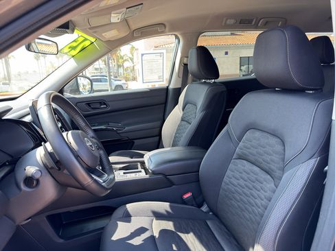 Used 2025 Nissan Pathfinder SV FWD image 10