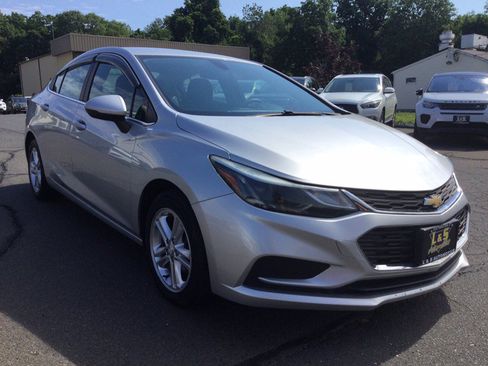 Used 2017 Chevrolet Cruze LT w/ Convenience Package FWD image 6