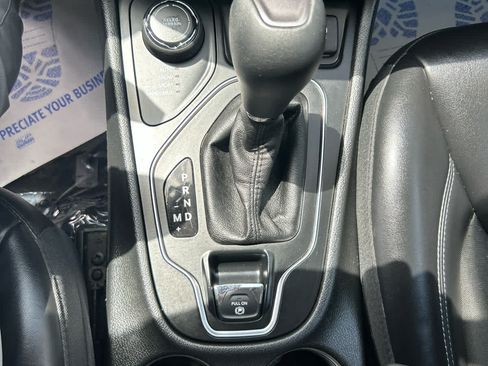 Used 2019 Jeep Cherokee Latitude Plus w/ Cold Weather Group AWD/4WD image 19